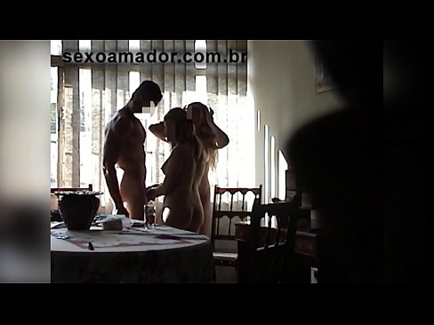 ❤️ Οι φίλοι του σεξ προσκαλούν έναν γιγαντιαίο άνδρα και ένα τρίο μαζί του ️❌ Πόρνο ❤