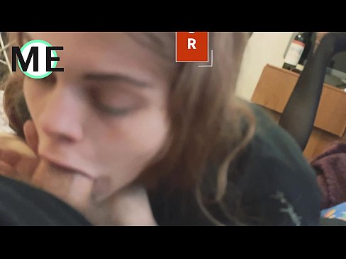 ❤️ Πούτσος στο λαιμό της, σκισμένο καλσόν και σκισμένα τακούνια ️❌ Πόρνο ❤