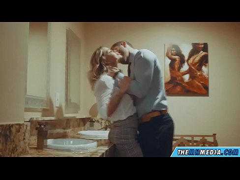 ❤️ Όταν μια πλούσια ξανθιά σε αποπλανεί σε μια δημόσια τουαλέτα ️❌ Πόρνο ❤